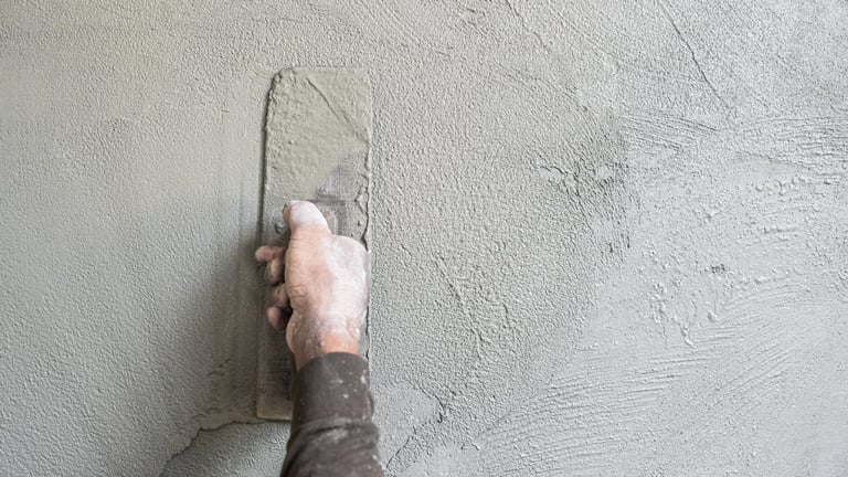 spachtelputz wand afwerking in Heesch door TNS Afbouw