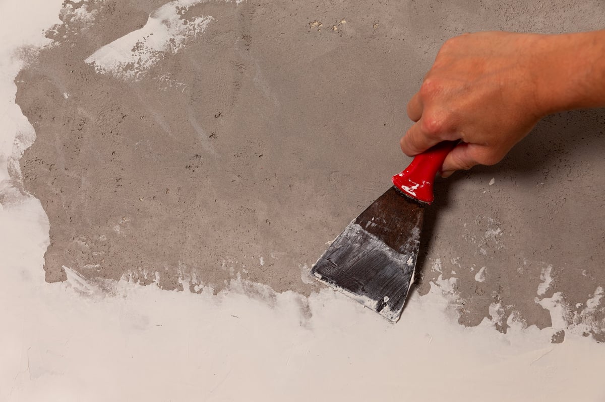 Stukadoor brengt glad stucwerk aan op een wand in Oss
