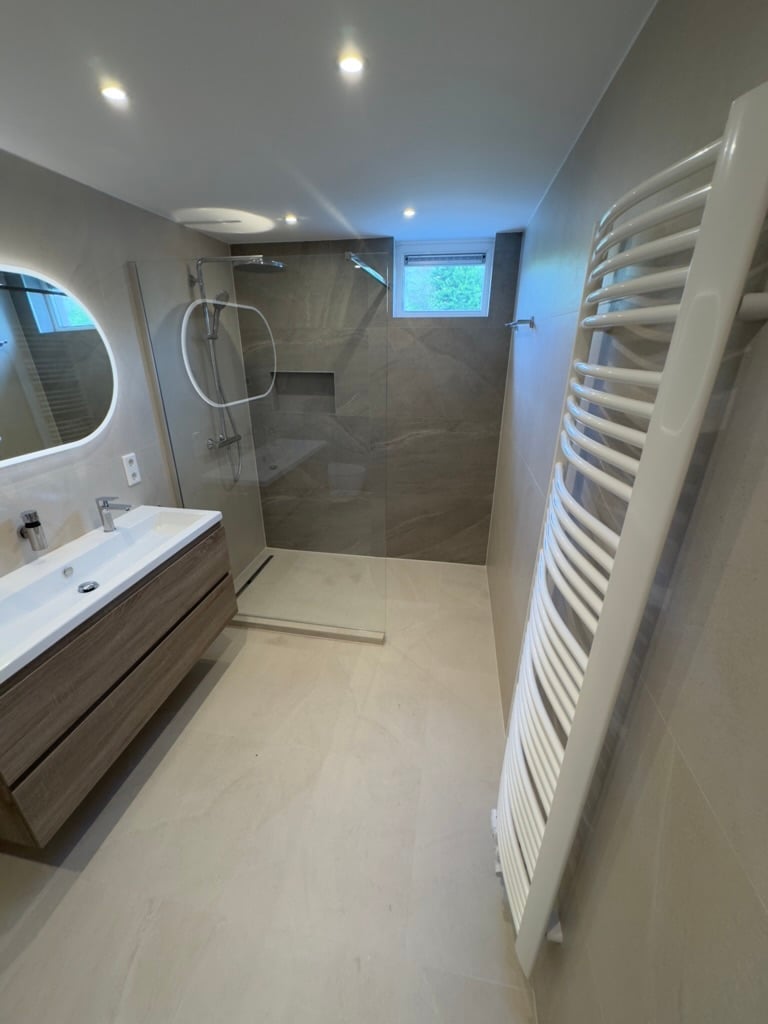 Moderne gerenoveerde badkamer in Oss