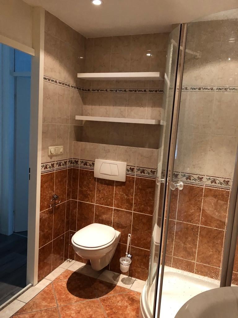 Oude terracotta badkamer voor renovatie in Oss
