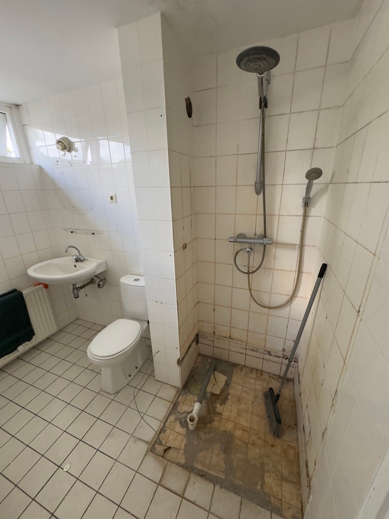 Oude verouderde badkamer in Oss voor renovatie