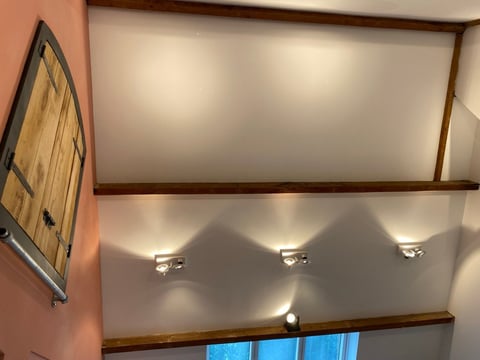 Interieur muur met matglas panelen en metalen frames