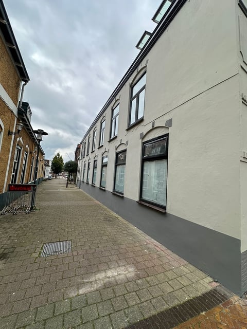 Lege geplaveide straat met bakstenen gebouwen