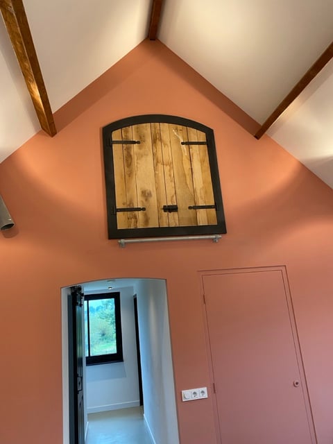 Kamer met terracotta oranje muren en houten plafond
