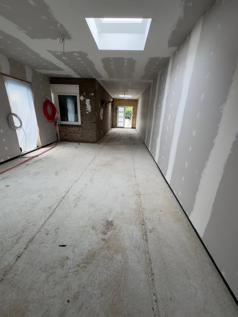 Hallen renovatie met gipswanden en daylight
