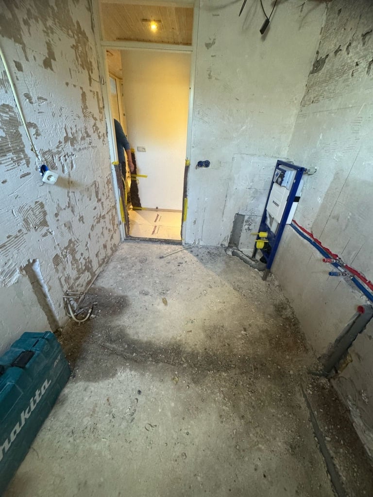 Oude badkamer in Oss voor renovatie