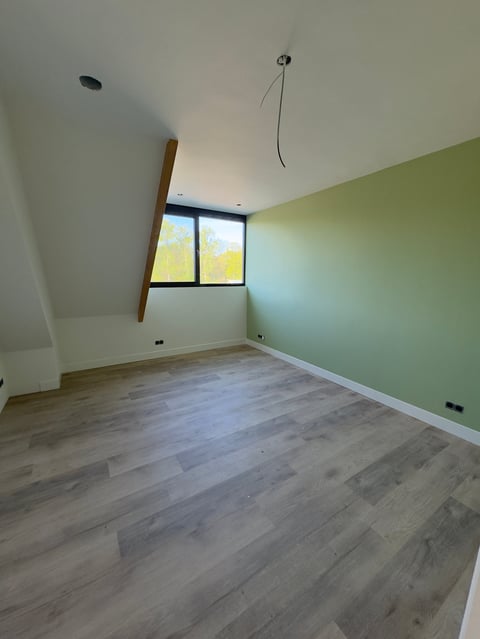 Ruimte met houten vloer, witte en groene muren