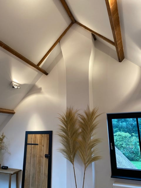 Modern interieur met houten balken en grote raam