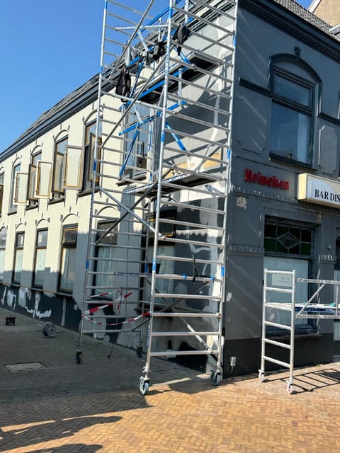 Metaal steigers voor twee verdiepingen tellend pand met winkel