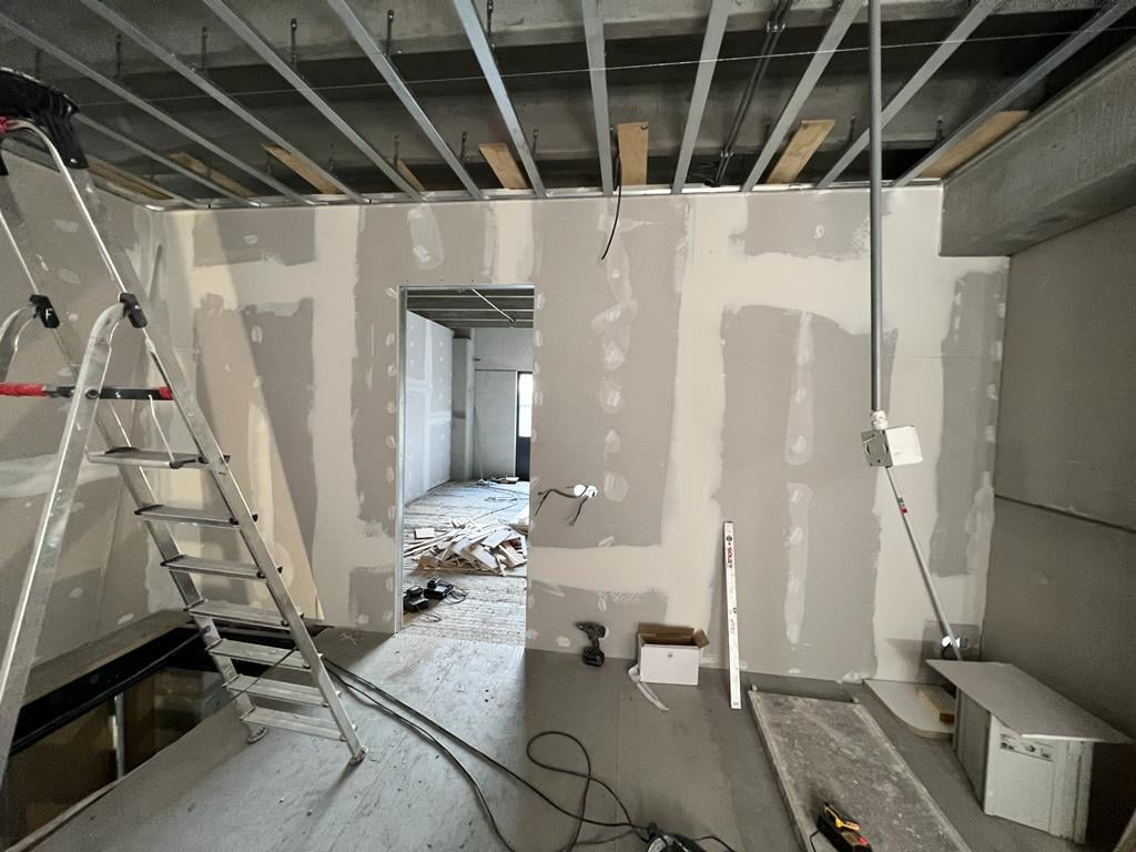 Afbouw van bovenverdieping met scheidingswanden en doorgang naar extra ruimte