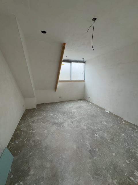 Lege ruimte onder constructie met witte muren en metalen fixtures
