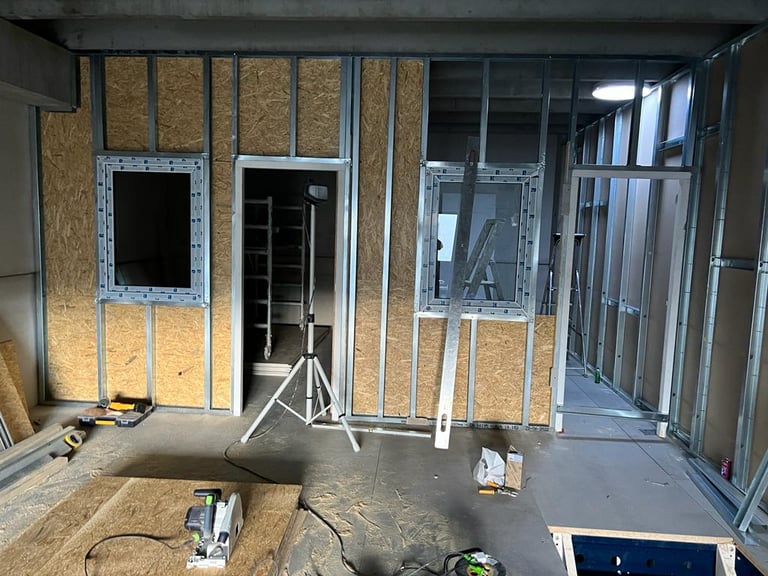 Metal stud constructie met raamkozijnen voor nieuwe kantoor- of werkruimtes