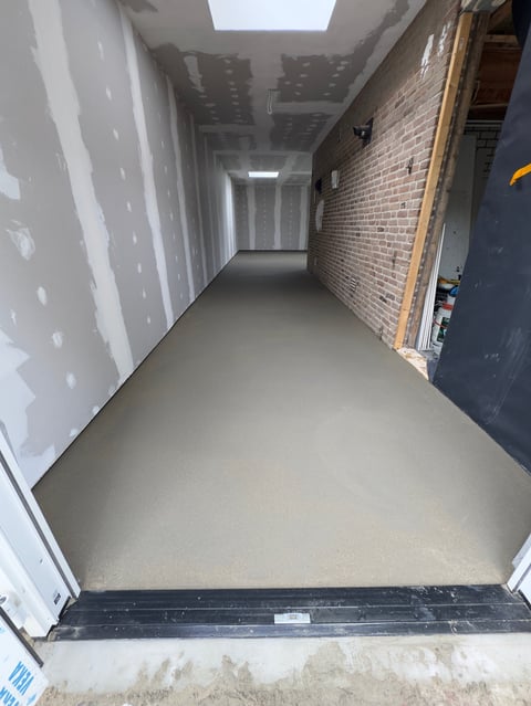 Bedrijfshal met gestorte vloer en gipswanden